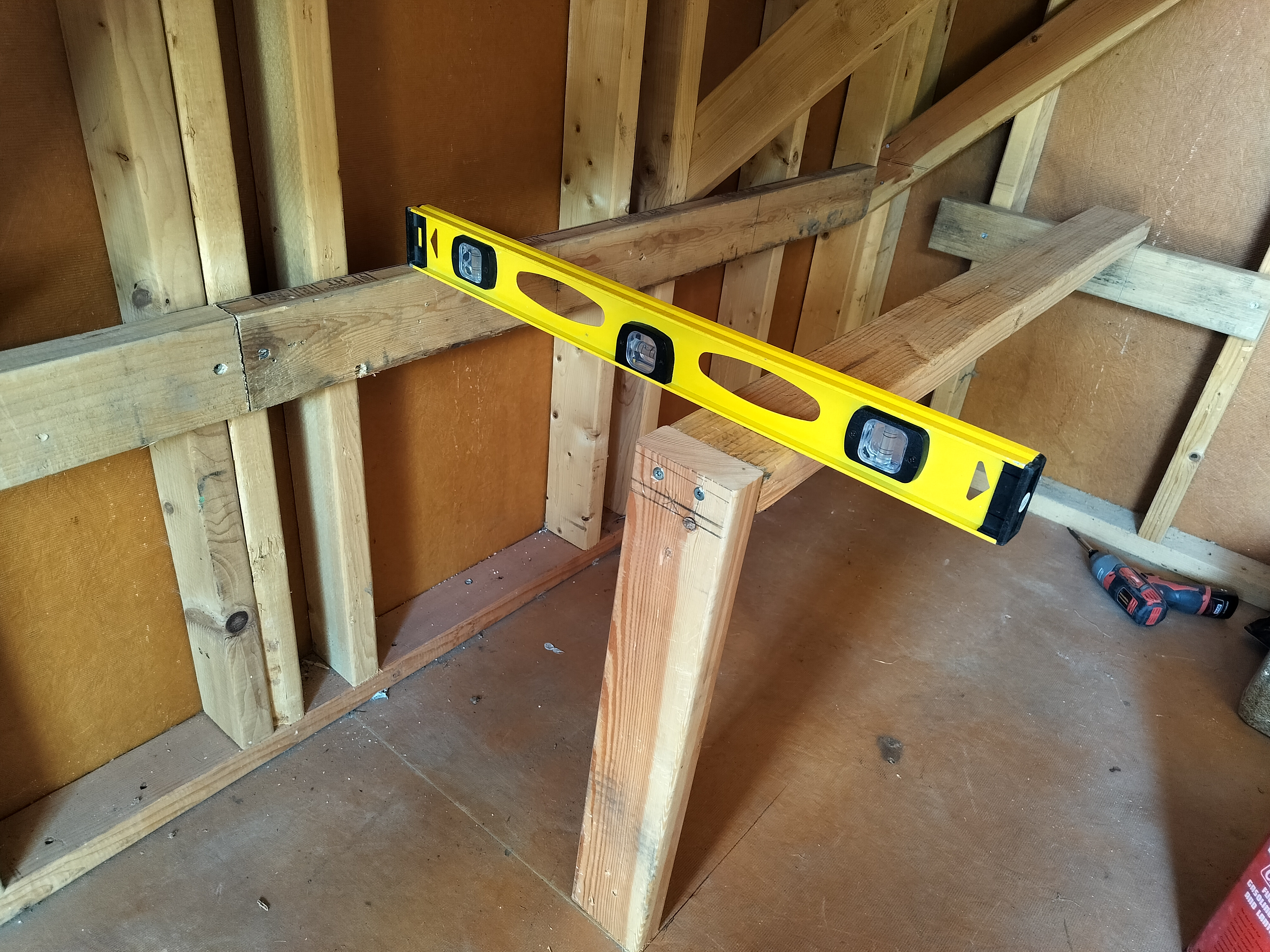 Level showing the shelf support is level enough to proceed